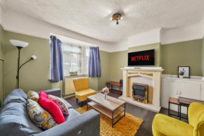 Spacious House with Parking & Garden - Sleeps 7
